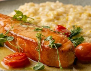 Salmão crocante com risoto de parmesão