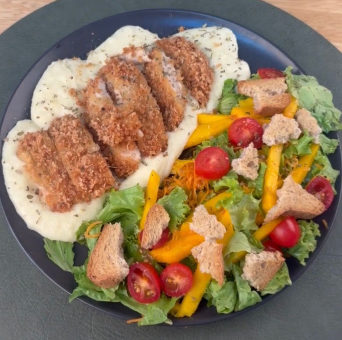 Crispe de frango com salada
