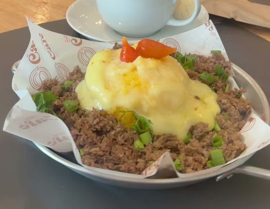 Cuscuz de carne de sol e queijo coalho